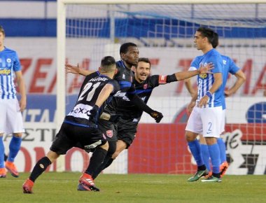 Super League: Πάνθηρας δάγκωσε τον Ατρόμητο, με 2-1 πέρασε ο Πανιώνιος από το Περιστέρι